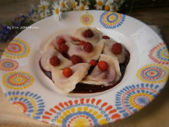 Рецепт вареников с вишней и ягодным соусом