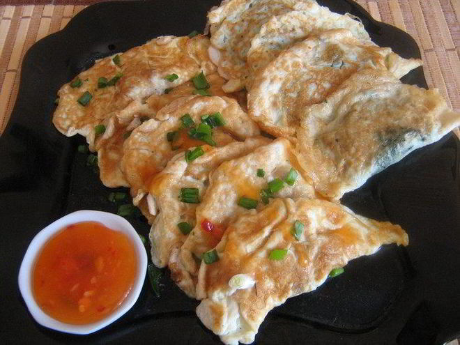 Рецепт яичных вареников с двумя начинками