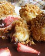 Заварные клецки с клубникой и шоколадным соусом