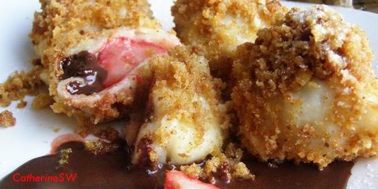 Заварные клецки с клубникой и шоколадным соусом