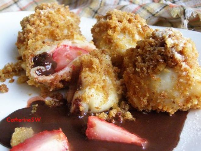 Рецепт заварных клецек с клубникой и шоколадным соусом