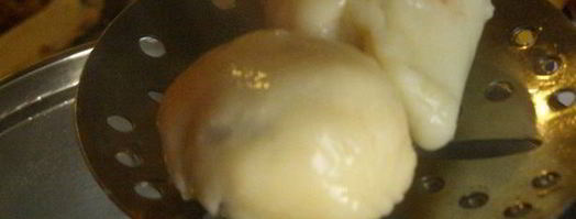 заварные клецки с клубникой и шоколадным соусом. Шаг 21