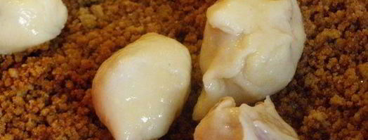 заварные клецки с клубникой и шоколадным соусом. Шаг 22