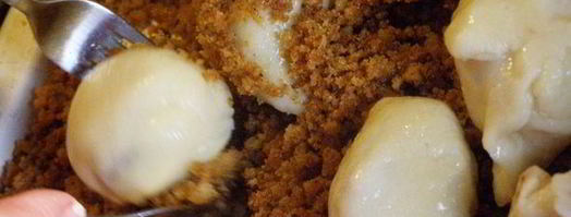 заварные клецки с клубникой и шоколадным соусом. Шаг 23