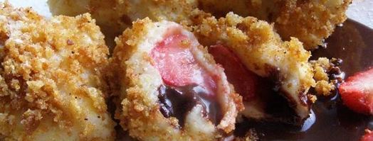 заварные клецки с клубникой и шоколадным соусом. Шаг 24