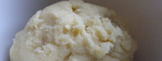 заварные клецки с клубникой и шоколадным соусом. Шаг 4