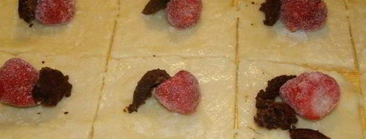 заварные клецки с клубникой и шоколадным соусом. Шаг 7