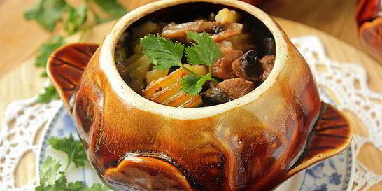 Ароматное жаркое из свинины в горшочке