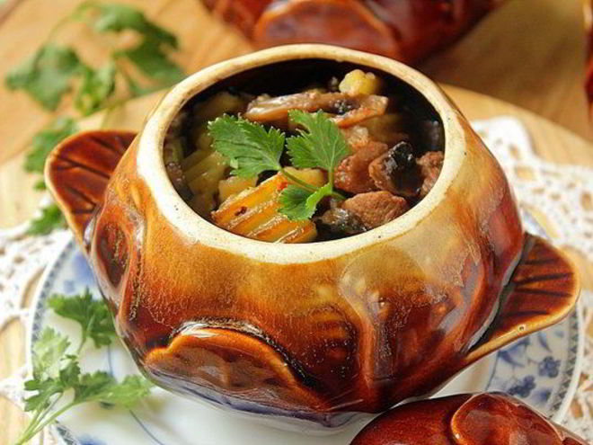 Рецепт ароматного жаркого из свинины в горшочке