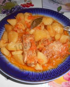 Жаркое из свиных ребрышек с картошкой в горшочках