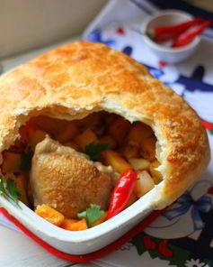 Жаркое из тыквы и курицы под нежной слоеной шапочкой