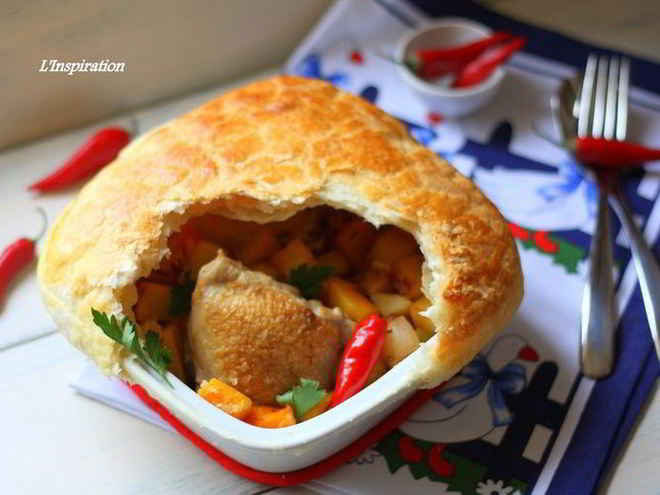 Рецепт жаркого из тыквы и курицы под нежной слоеной шапочкой