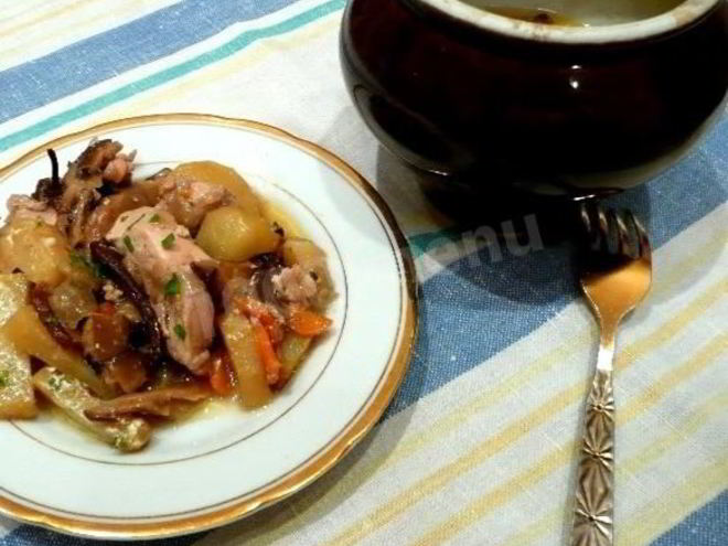 Рецепт жаркого с грибами и картошкой в горшочках