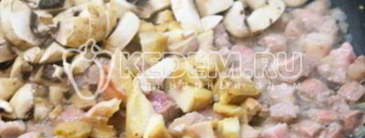 жаркое с грибами и сметаной. Шаг 6