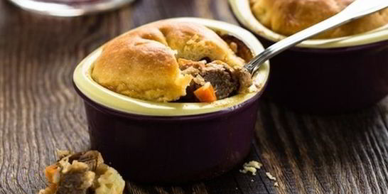 Жаркое с мясом и грибами в горшочках