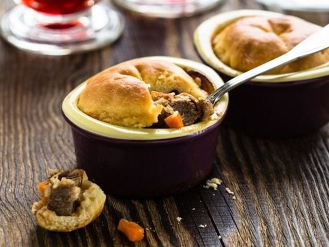 Рецепт жаркого с мясом и грибами в горшочках