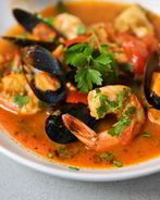 Жаркое с рыбой и морепродуктами в томатном соусе