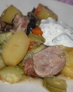 Жаркое со свининой, овощами и черносливом в беконе