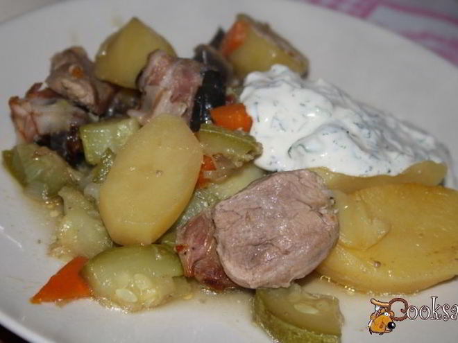 Рецепт жаркого со свининой, овощами и черносливом в беконе