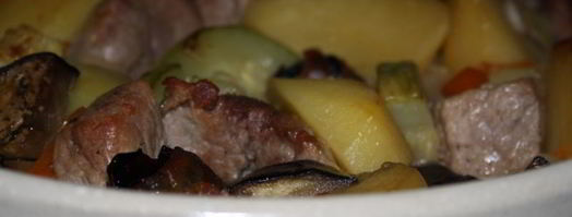 жаркое со свининой, овощами и черносливом в беконе. Шаг 8