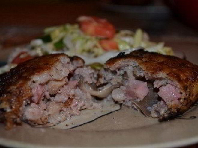 Рецепт мясных зраз с начинкой из ветчины и грибов