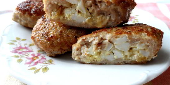 Мясные зразы с яйцом и луком