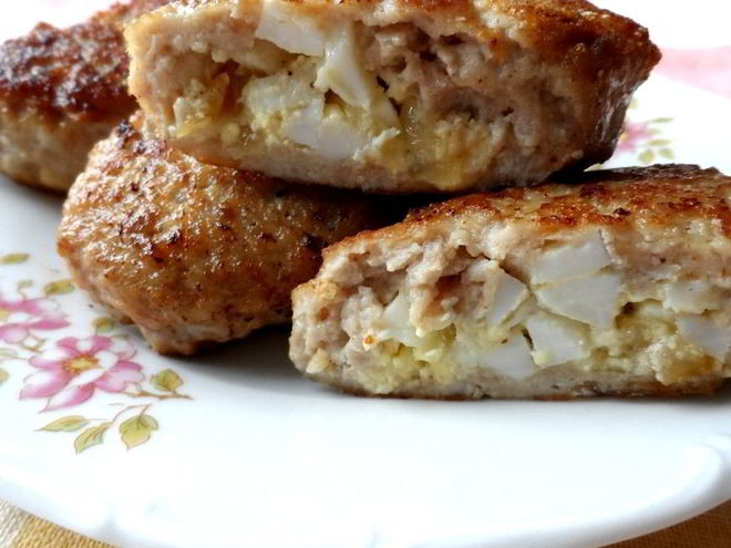 Рецепт мясных зраз с яйцом и луком