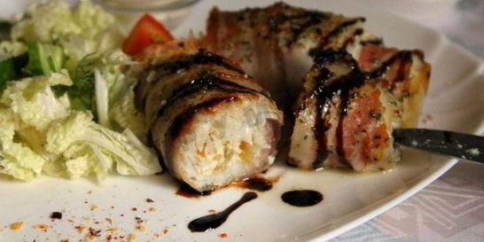 Зразы из тилапии в беконе с овощным салатом