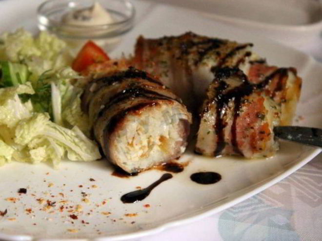 Рецепт зраз из тилапии в беконе с овощным салатом