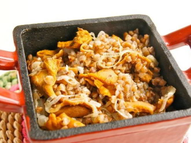 Рецепт гречки с лисичками в горшочках