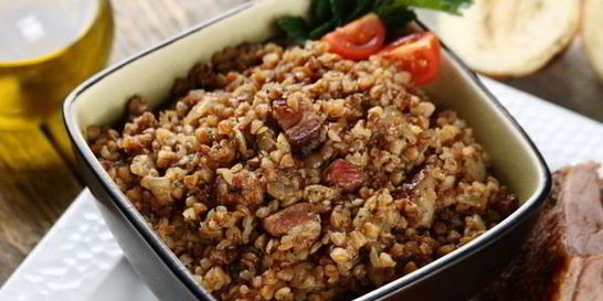 Гречка с овощами и копченостями