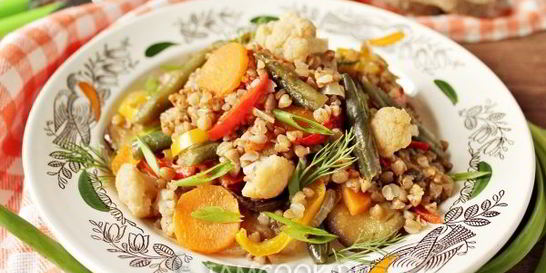 Гречка с овощами на сковороде