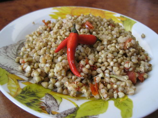 Рецепт зеленой гречки с помидорами, луком и чесноком