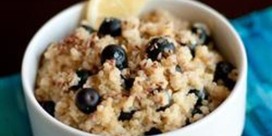 Каша из киноа с ягодами