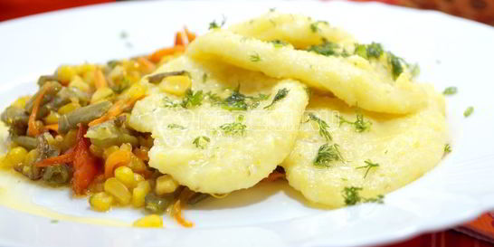 Кукурузная полента с овощами