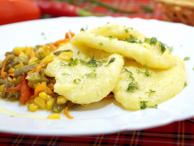 Рецепт кукурузной поленты с овощами