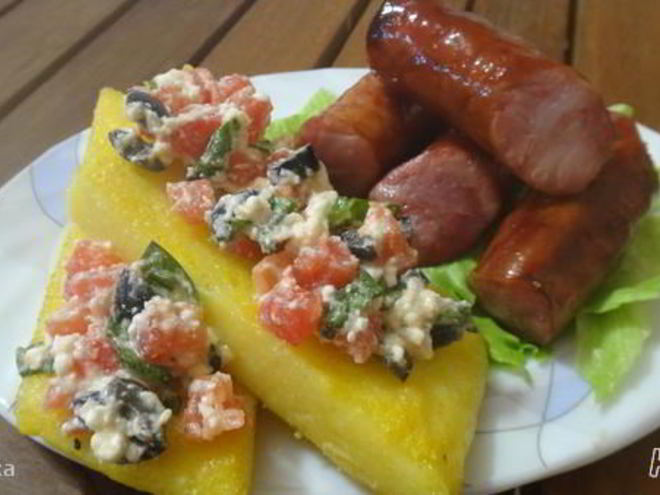 Рецепт пикантной поленты с копченными колбасками