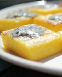 Полента на гриле с голубым сыром