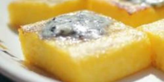 Полента на гриле с голубым сыром