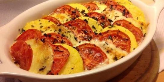 Полента с сыром и помидорами