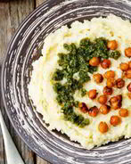 Полента с сыром, песто и нутом