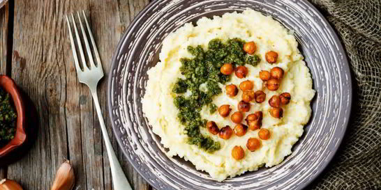 Полента с сыром, песто и нутом