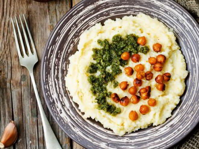 Рецепт поленты с сыром, песто и нутом