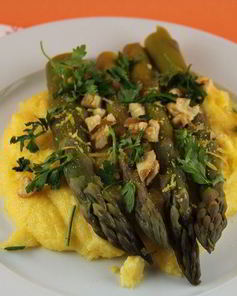 Полента со спаржей, голубым сыром и грецкими орехами