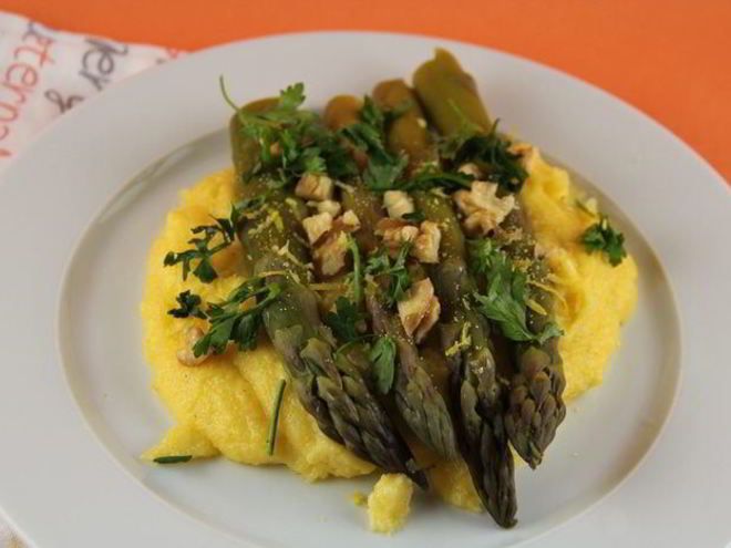 Рецепт поленты со спаржей, голубым сыром и грецкими орехами