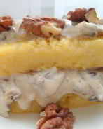 Полента, жаренная с грибами и соусом Дор Блю