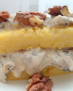 Полента, жаренная с грибами и соусом Дор Блю