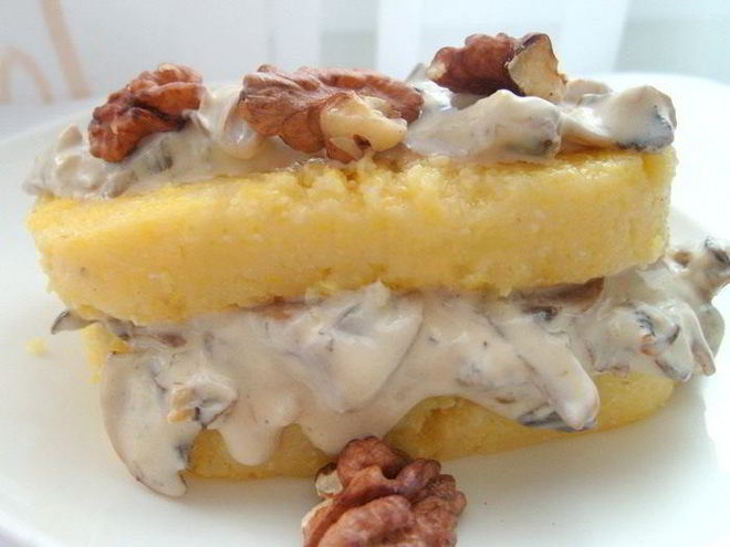 Рецепт поленты, жаренной с грибами и соусом дор блю