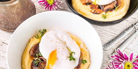 Утренняя полента с грибами и яйцом пашот