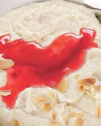 Бубертс — манная каша со взбитыми яйцами под клюквенным соусом